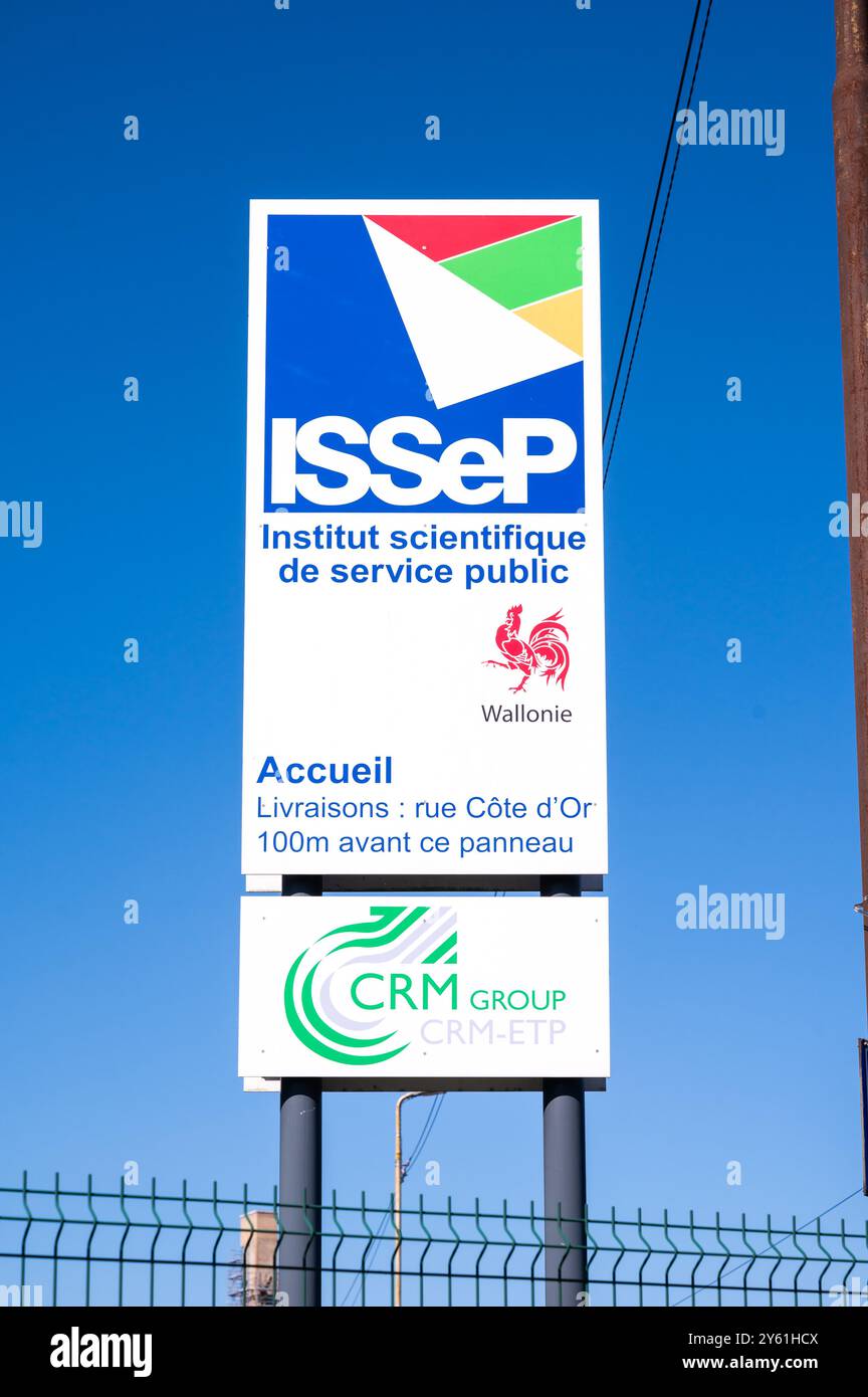 Liegi, Belgio, 10 agosto 2024 - il segno ISSEP, un edificio governativo per la ricerca scientifica Foto Stock