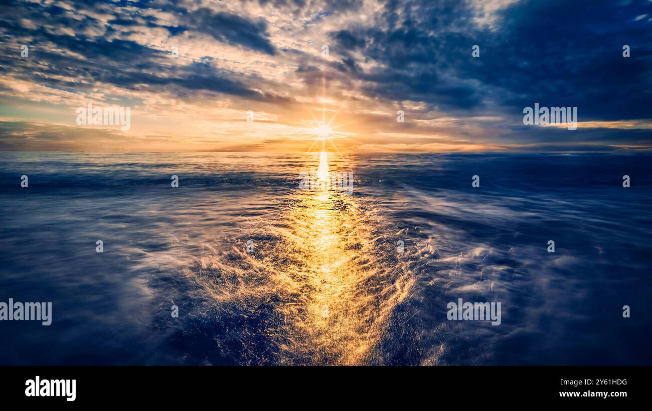 Una lunga pausa al tramonto su una spiaggia mediterranea, il movimento dell'acqua, l'ora d'oro e il paesaggio ispirano tranquillità e pienezza Foto Stock