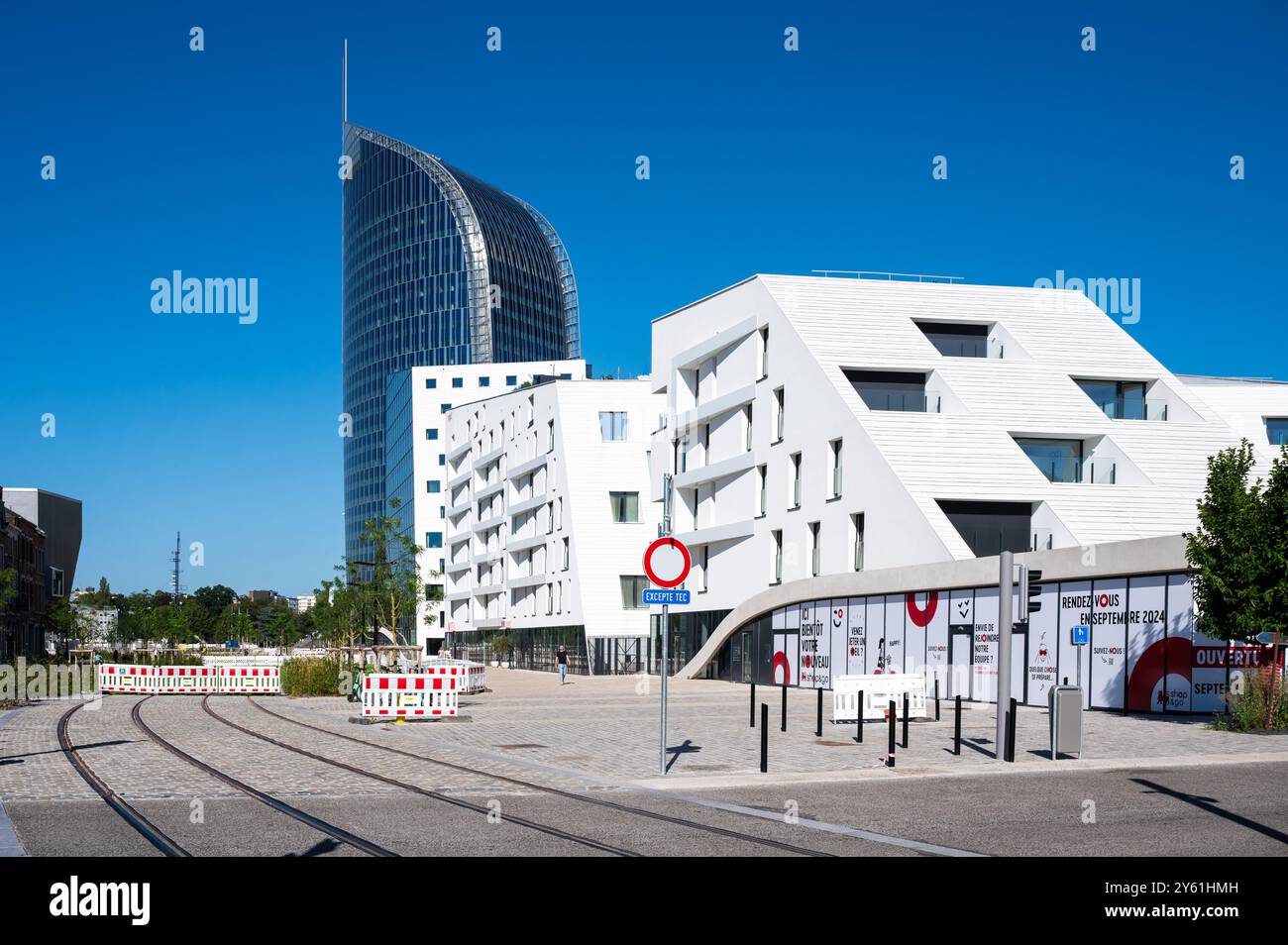 Liegi, Belgio, 10 agosto 2024 - Design contemporaneo di centro commerciale, blocchi di appartamenti e torre di uffici Foto Stock