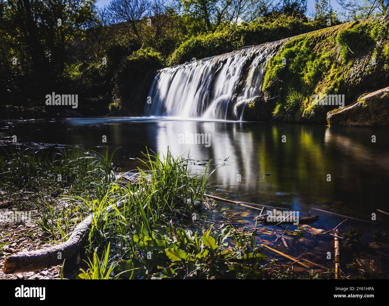 foto a lunga esposizione di un fiume e di una cascata nella foresta, paesaggio naturale Foto Stock