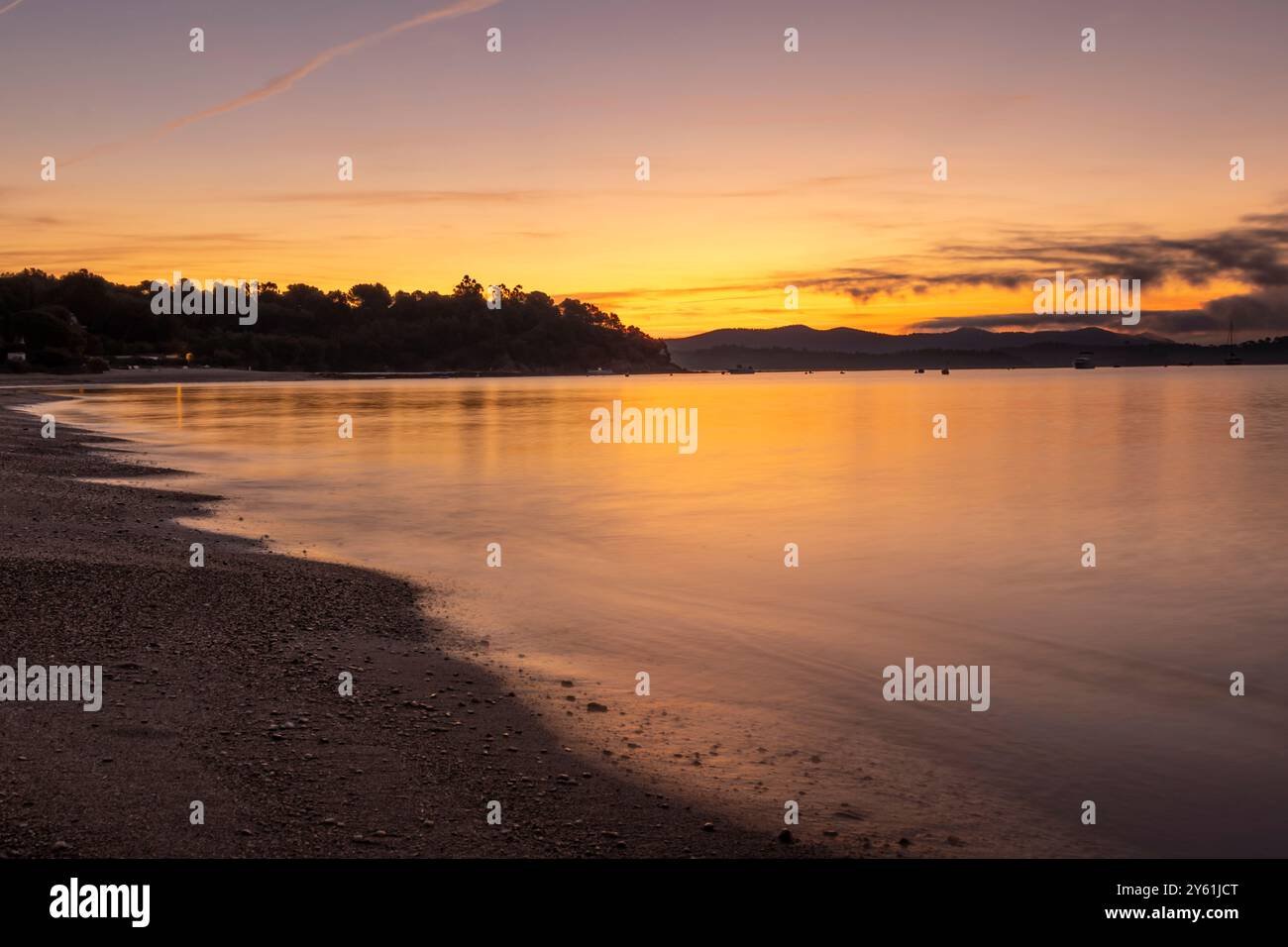 Una lunga pausa al tramonto su una spiaggia mediterranea, il movimento dell'acqua, l'ora d'oro e il paesaggio ispirano tranquillità e pienezza Foto Stock