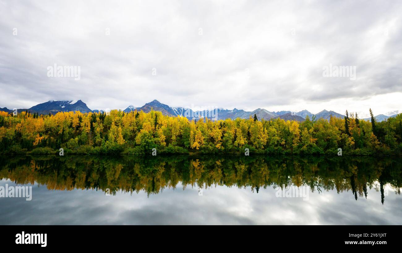 In Alaska, l'autunno sta mettendo il suo colore su quasi tutto. La stagione dei viaggi è quasi chiusa a causa del freddo. La neve inizia a coprire i sentieri. Foto Stock