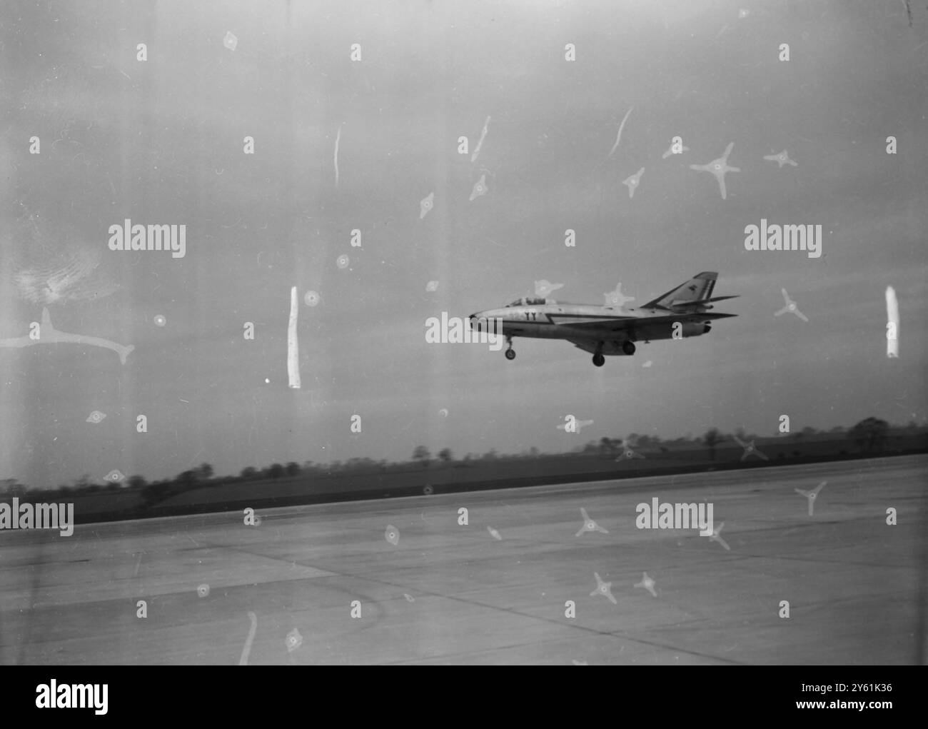 I PILOTI FRANCESI DELL'AVIAZIONE CAMMINANO DA MYSTERE AIRCRAFT SUFFOLK IL 4 APRILE 1960 Foto Stock