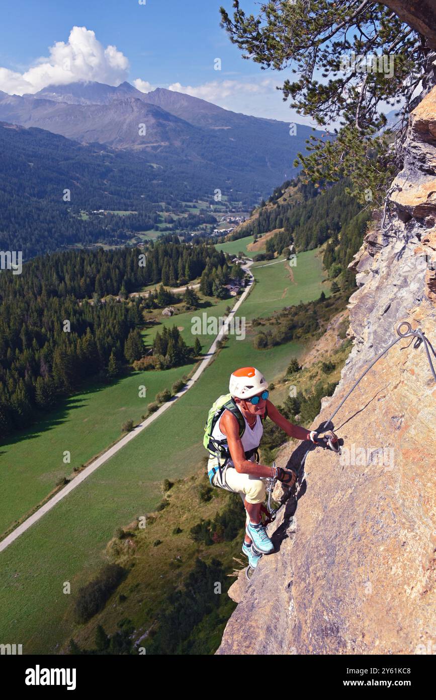 FRANCIA, SAVOIA (73) VALLE DELLA MAURIENNE, PASSO DELLA MADELEINE, VIA FERRATA, MEDIO LIVELLO, DONNA DI 65 ANNI Foto Stock