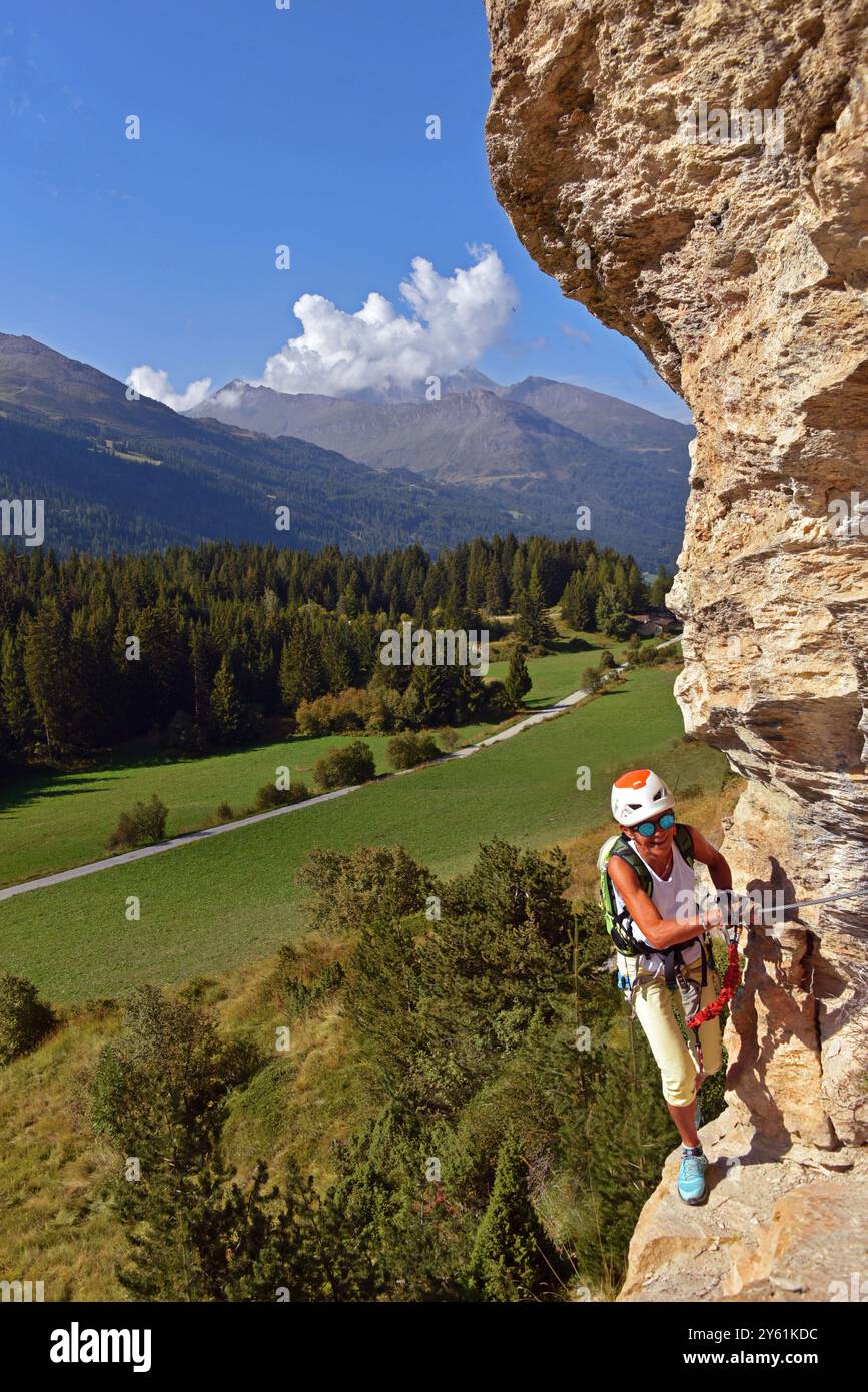FRANCIA, SAVOIA (73) VALLE DELLA MAURIENNE, PASSO DELLA MADELEINE, VIA FERRATA, MEDIO LIVELLO, DONNA DI 65 ANNI Foto Stock