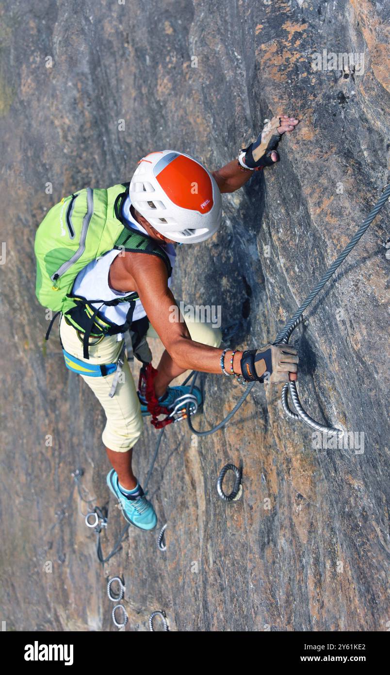 FRANCIA, SAVOIA (73) VALLE DELLA MAURIENNE, PASSO DELLA MADELEINE, VIA FERRATA, MEDIO LIVELLO, DONNA DI 65 ANNI Foto Stock