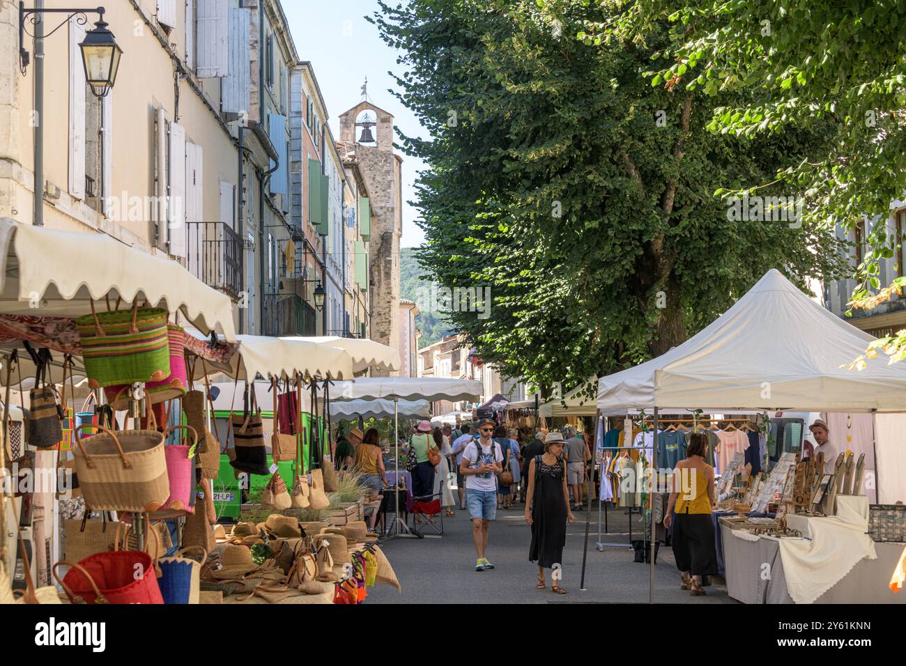 Una trafficata strada di mercato a Dieulefit, nel dipartimento Drome del sud-est della Francia. Foto Stock