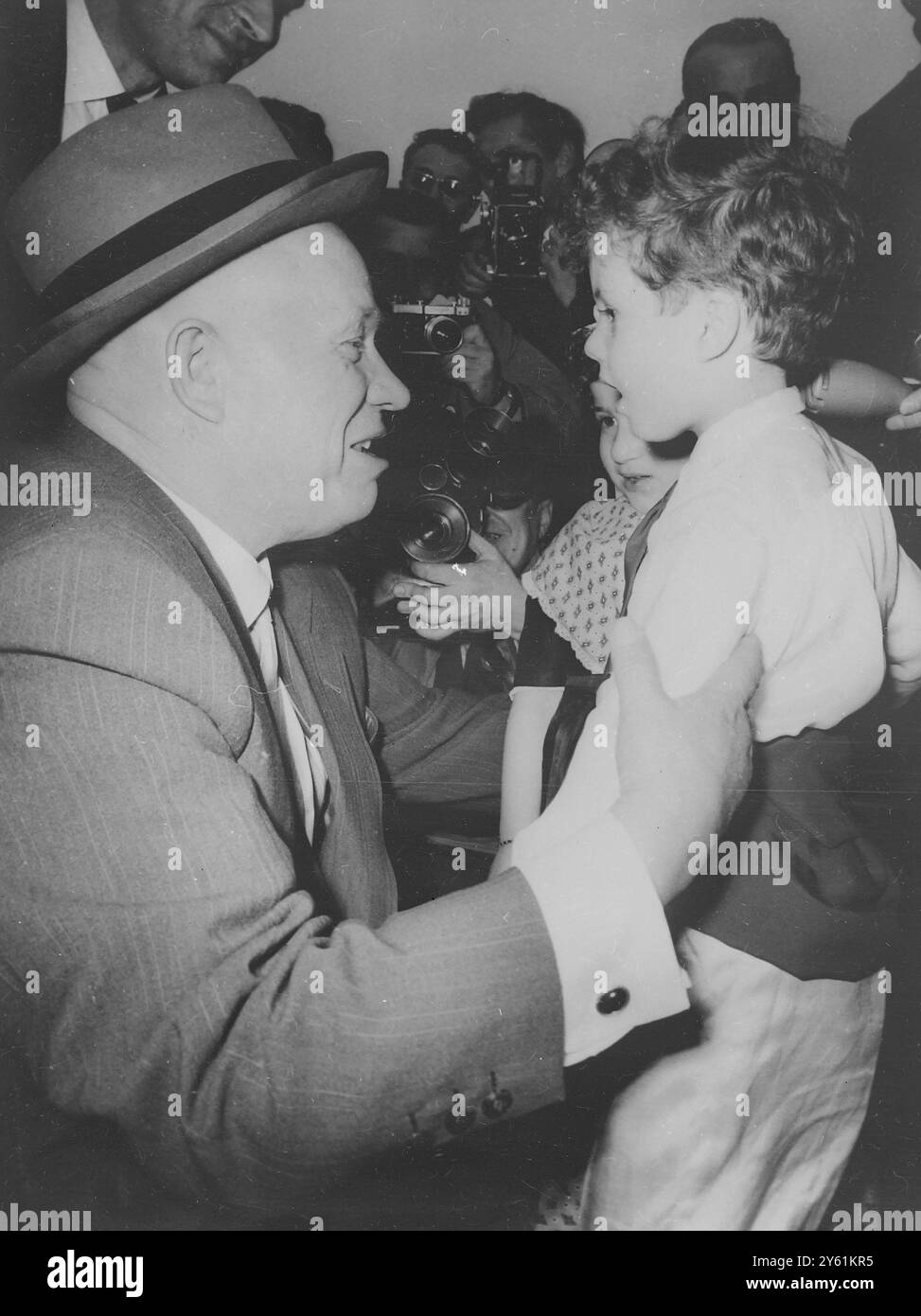 NIKITA KHRUSHCHEV TRAVI A UN BAMBINO GERARD SIGAUX 28 MARZO 1960 Foto Stock