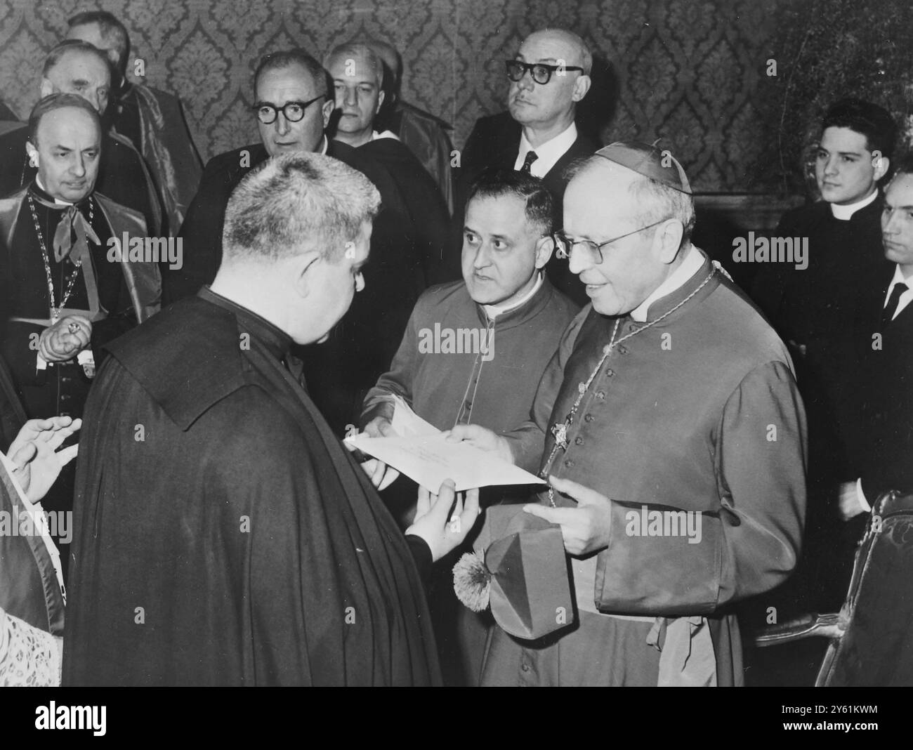 RELIGION FRENCH CARDINAL RICEVE L'INVITO MESSAGGERO PAPALE 29 MARZO 1960 Foto Stock