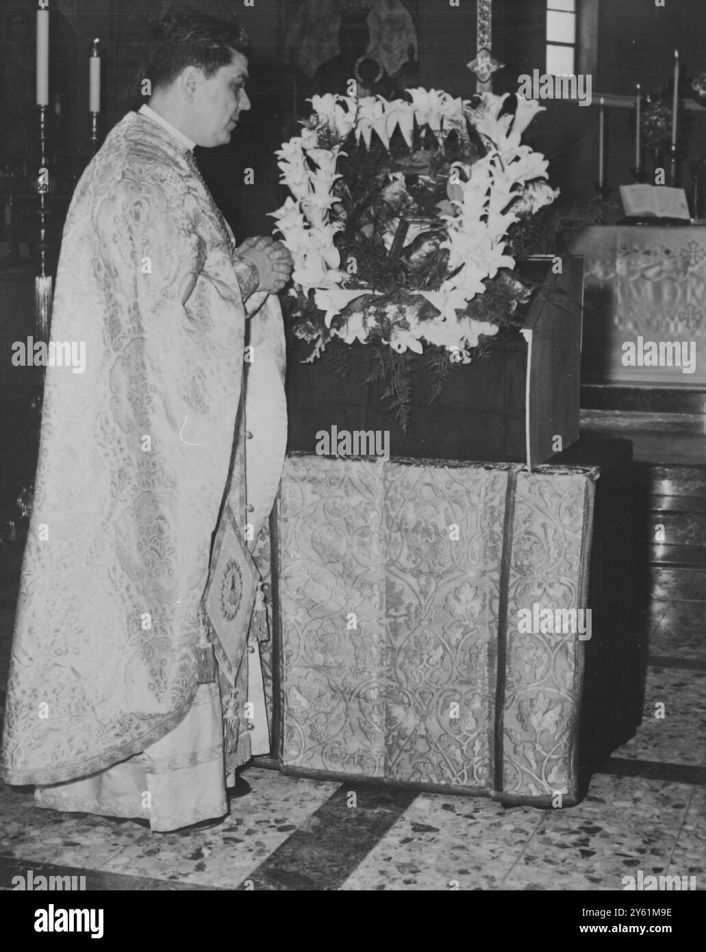 CHIESE CHE PIANGONO LA MADONNA NELLA CHIESA DI SAN PAOLO IN GRECO ORTHADOX 24 MARZO 1960 Foto Stock