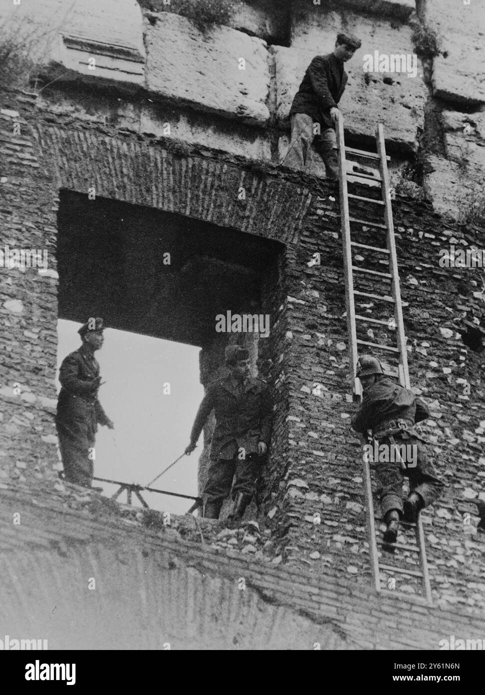 I VIGILI DEL FUOCO VENGONO IN AIUTO DI AUGUSTO DI MARIO UN DISOCCUPATO E MALATO CHE MINACCIAVA DI SALTARE DA QUESTA SPORGENZA AL COLOSSEO DI ROMA 14 MARZO 1960 Foto Stock