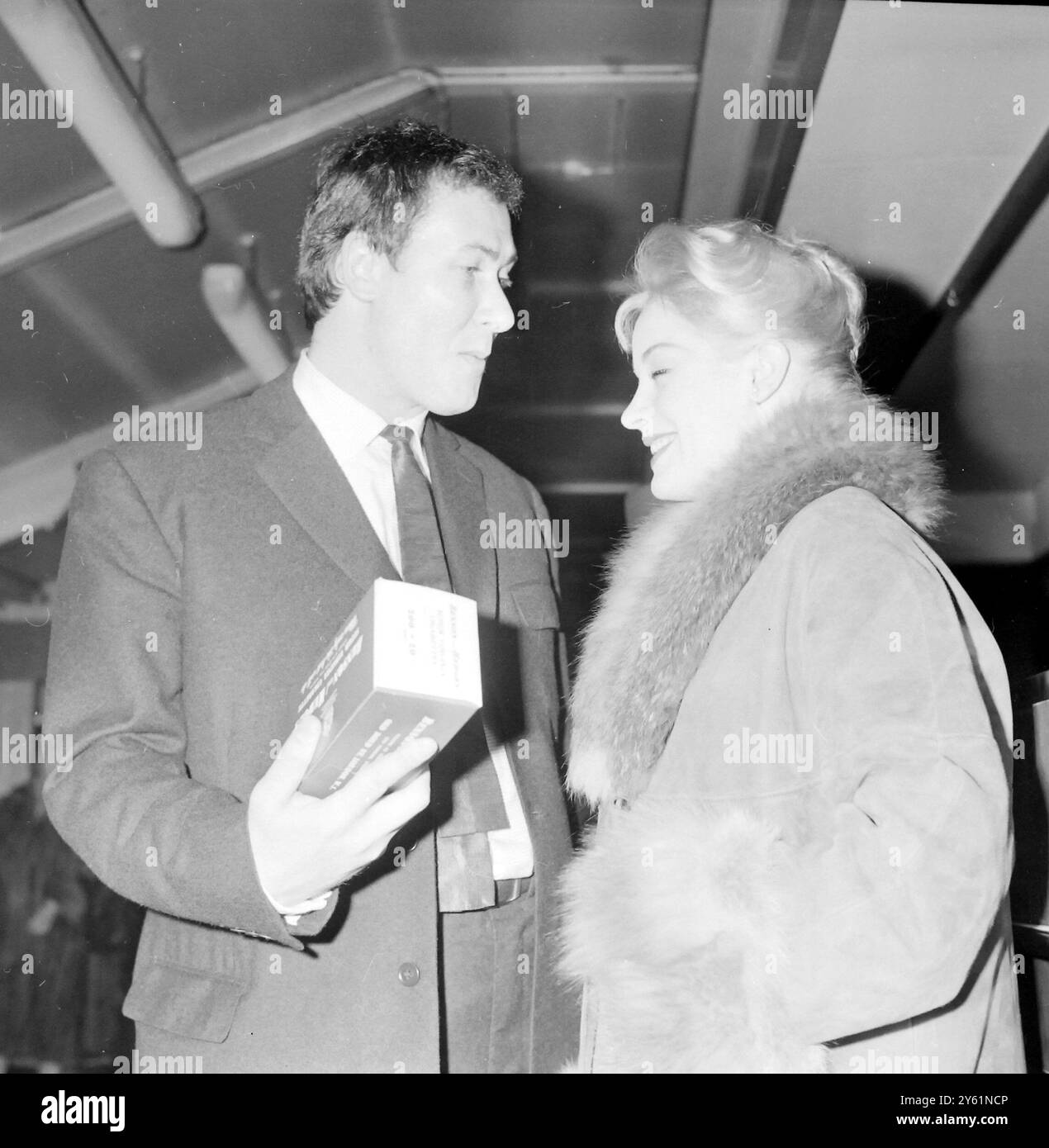 JOHN OSBORNE CONSEGNA UN CARTONE DI CIGARETTS A MARY URE 11 MARZO 1960 Foto Stock