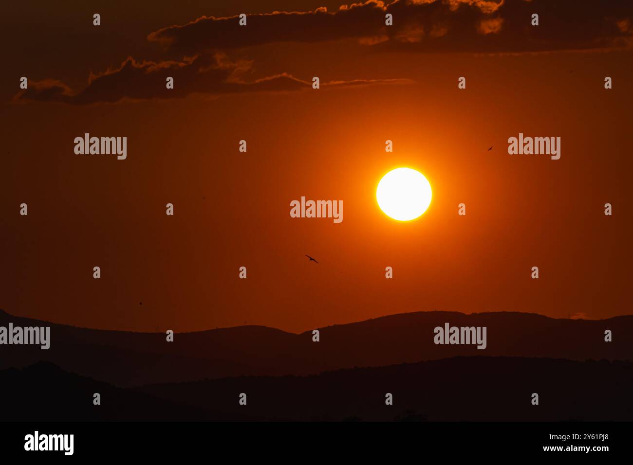 Una lunga pausa al tramonto su una spiaggia mediterranea, il movimento dell'acqua, l'ora d'oro e il paesaggio ispirano tranquillità e pienezza Foto Stock