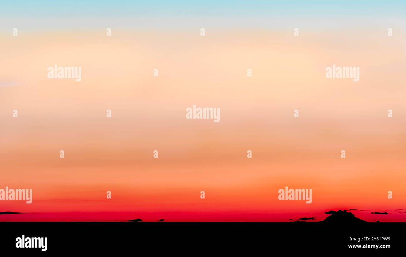 Una lunga pausa al tramonto su una spiaggia mediterranea, il movimento dell'acqua, l'ora d'oro e il paesaggio ispirano tranquillità e pienezza Foto Stock