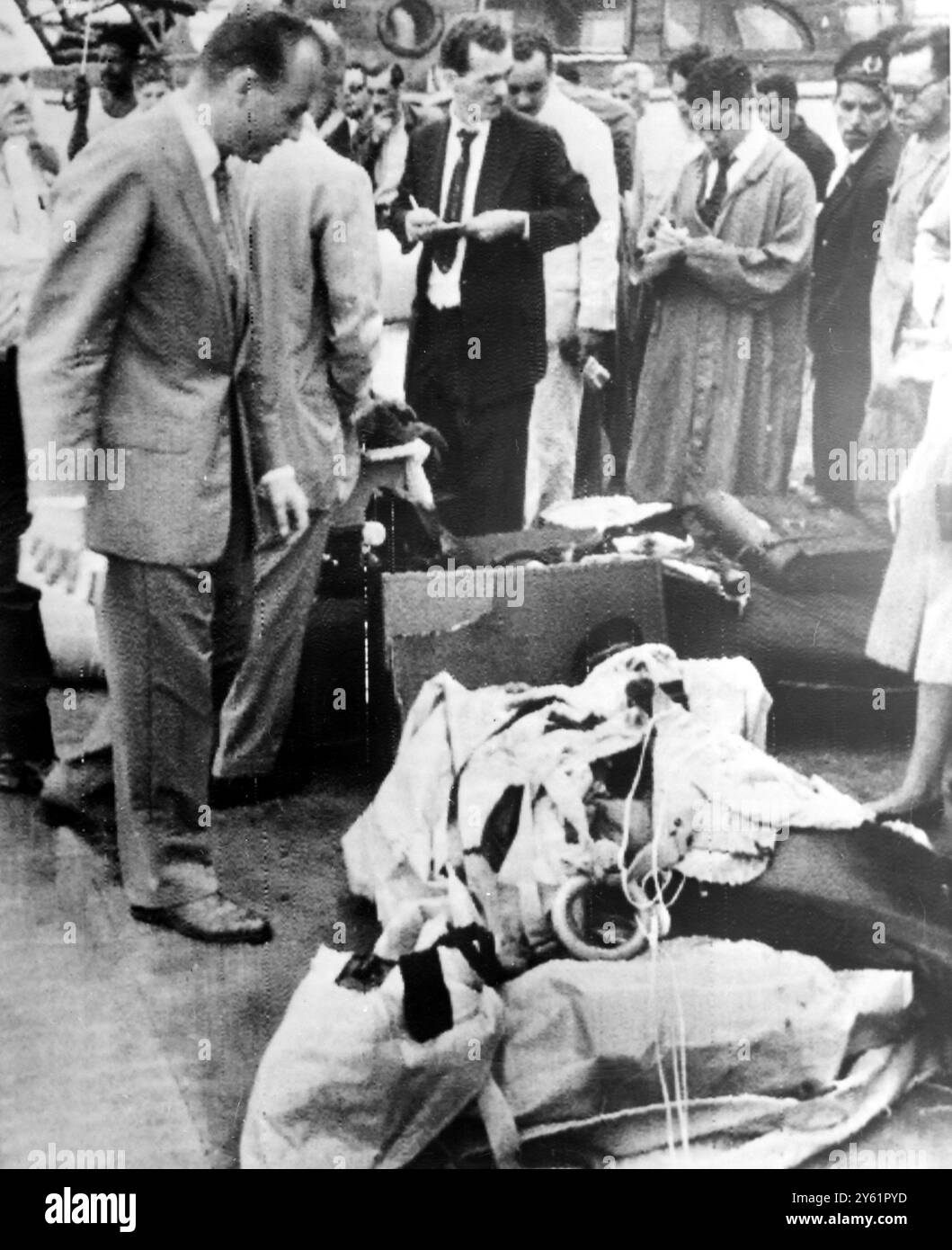 EFFETTI PERSONALI DELLE VITTIME DEL DC-6 DEGLI STATI UNITI E DELL'INCIDENTE AEREO BRASILIANO SOPRA RIO DE JANEIRO, 26 FEBBRAIO 1960 Foto Stock