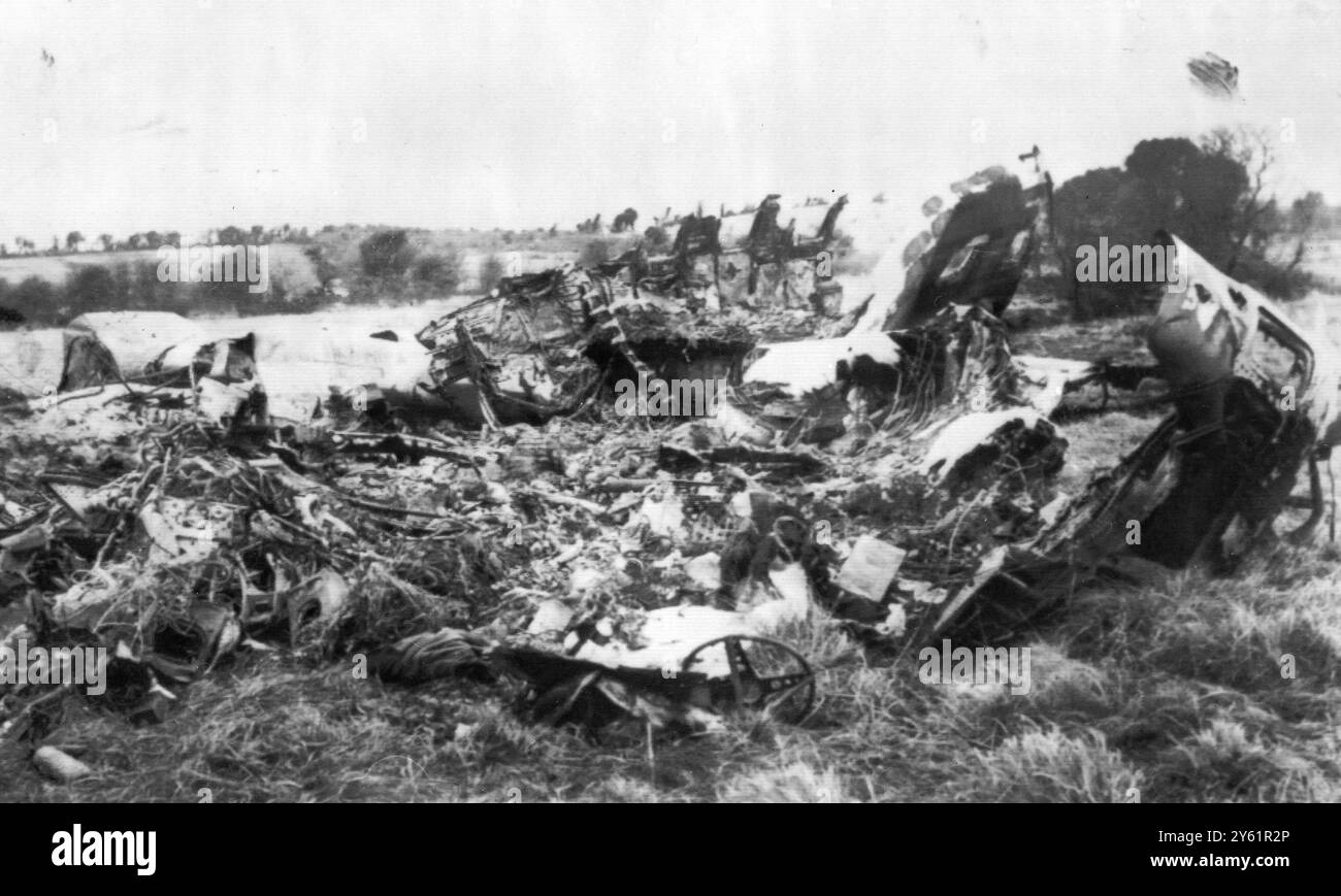 RESTI CARBONIZZATI DI UN AEREO ITALIANO CHE SI SCHIANTÒ DURANTE IL DECOLLO DA SHANNON AIRCRAFT 26 FEBBRAIO 1960 Foto Stock