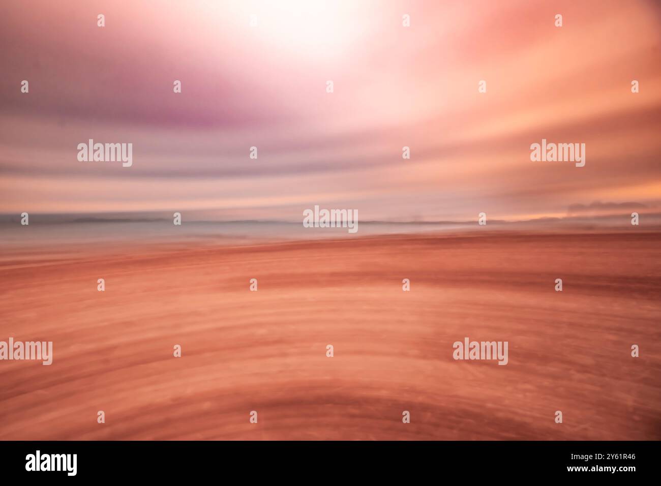 visione artistica di un tramonto sulla spiaggia, effetto acquerello, impressionismo, effetto onirico che ispira calma e tranquillità Foto Stock