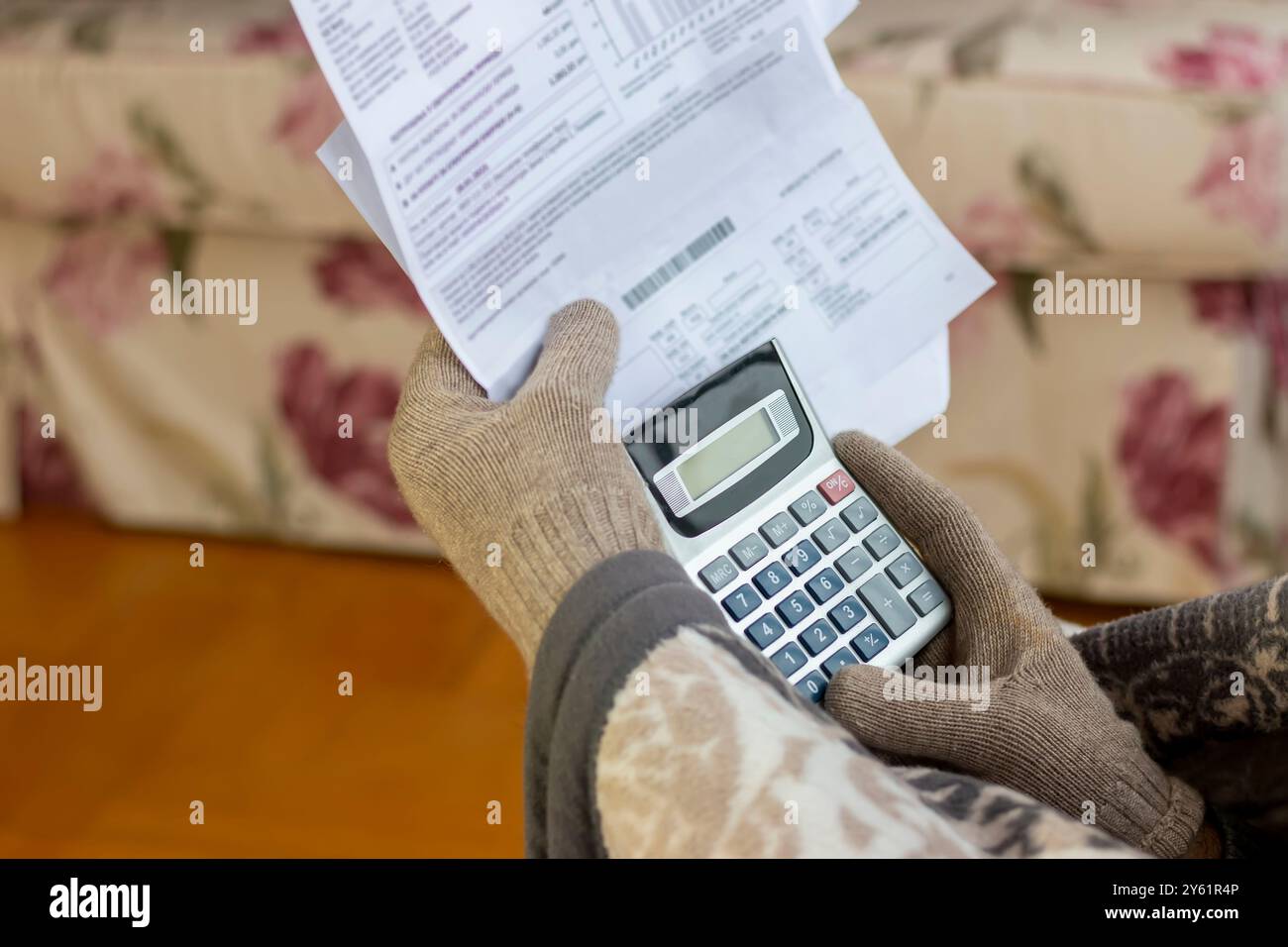 Uomo maturo preoccupato che legge bolletta del riscaldamento. È confuso e stupito da notizie incredibili: Fattura fiscale elevata, notifica del debito, cattiva r. Finanziaria Foto Stock