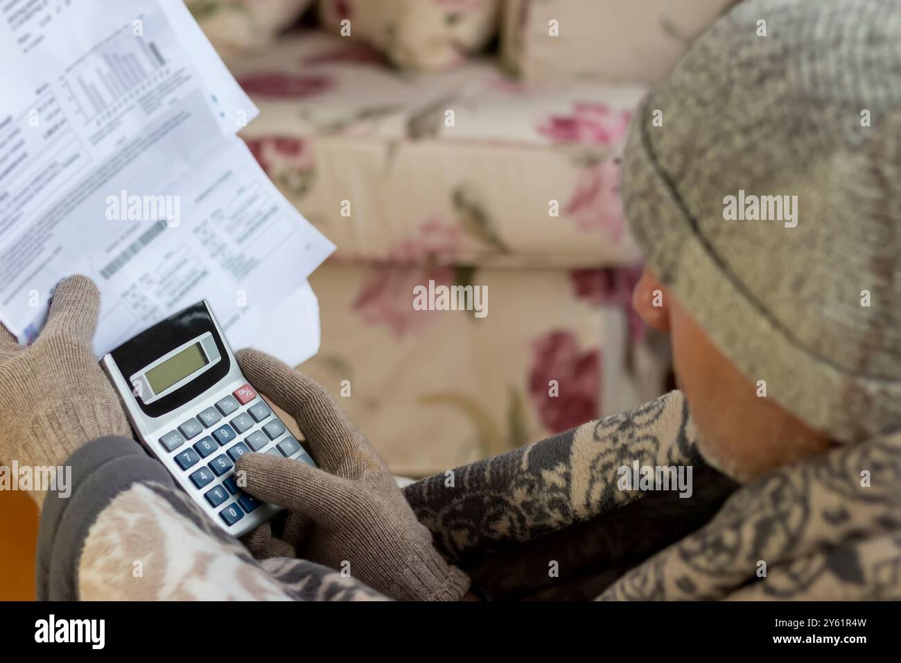 Uomo maturo preoccupato che legge bolletta del riscaldamento. È confuso e stupito da notizie incredibili: Fattura fiscale elevata, notifica del debito, cattiva r. Finanziaria Foto Stock