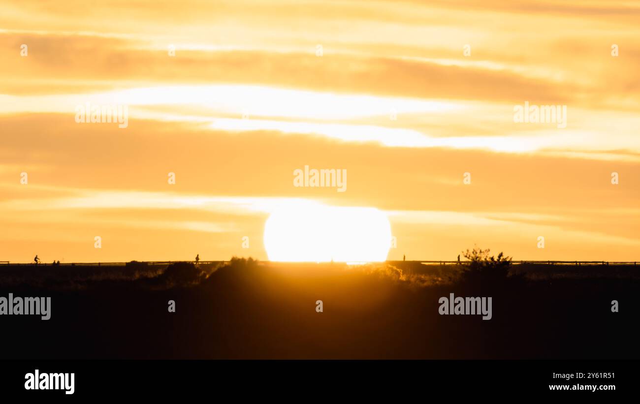 Una lunga pausa al tramonto su una spiaggia mediterranea, il movimento dell'acqua, l'ora d'oro e il paesaggio ispirano tranquillità e pienezza Foto Stock
