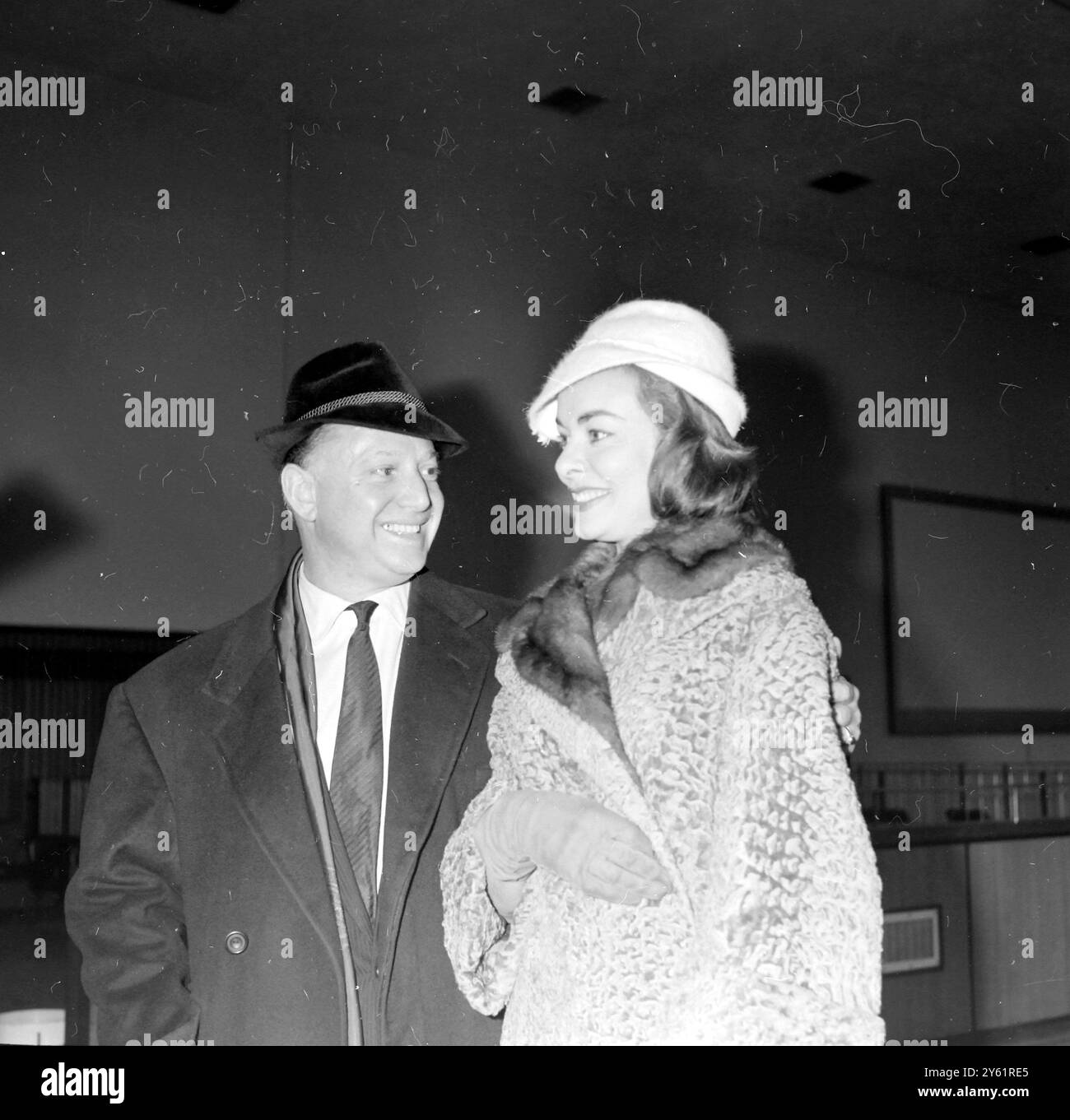 GLI SPOSI IN LUNA DI MIELE RAYMOND STROSS E ANNE HEYWOOD ARRIVANO ALL'AEROPORTO DI LONDRA IL 23 FEBBRAIO 1960 Foto Stock