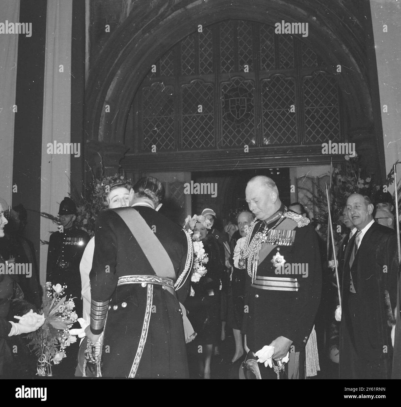 IL PRINCIPE FILIPPO IL DUCA DI EDIMBURGO BACIA LA PRINCIPESSA ALEXANDRA ADDIO 18 FEBBRAIO 1960 Foto Stock