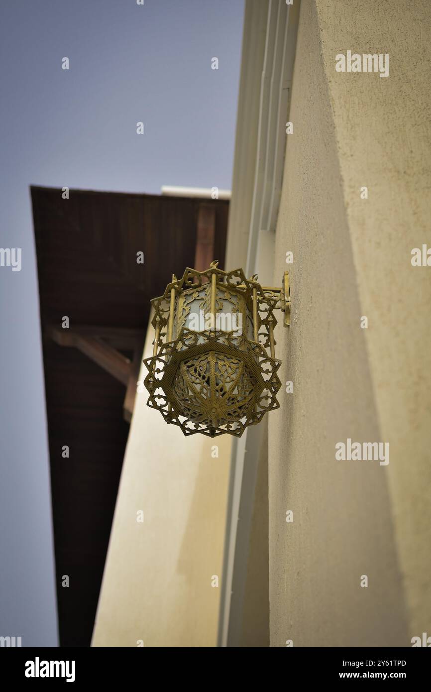 la vista interna della splendida moschea e della lampada a forma di cocchiere al cairo egitto il giorno stesso Foto Stock