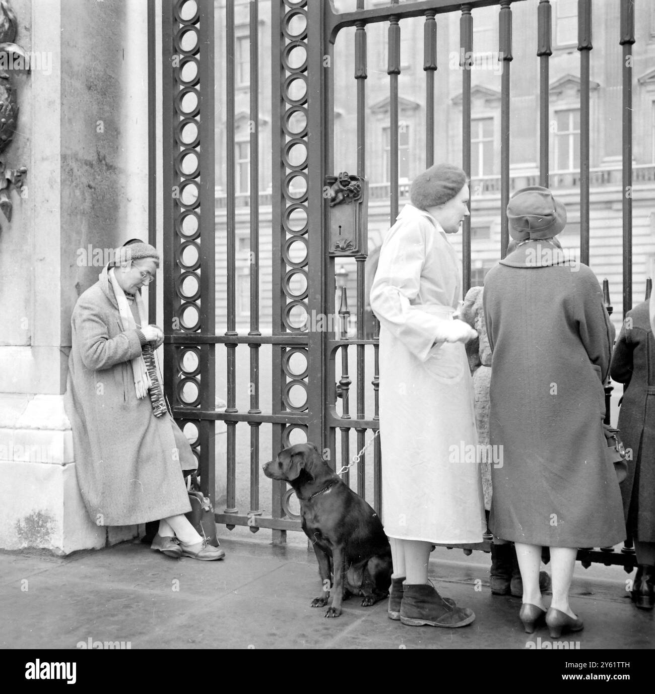 DONNE CHE VISITANO LE PORTE DI BUCKINGHAM PALACE, LONDRA, 11 FEBBRAIO 1960 Foto Stock