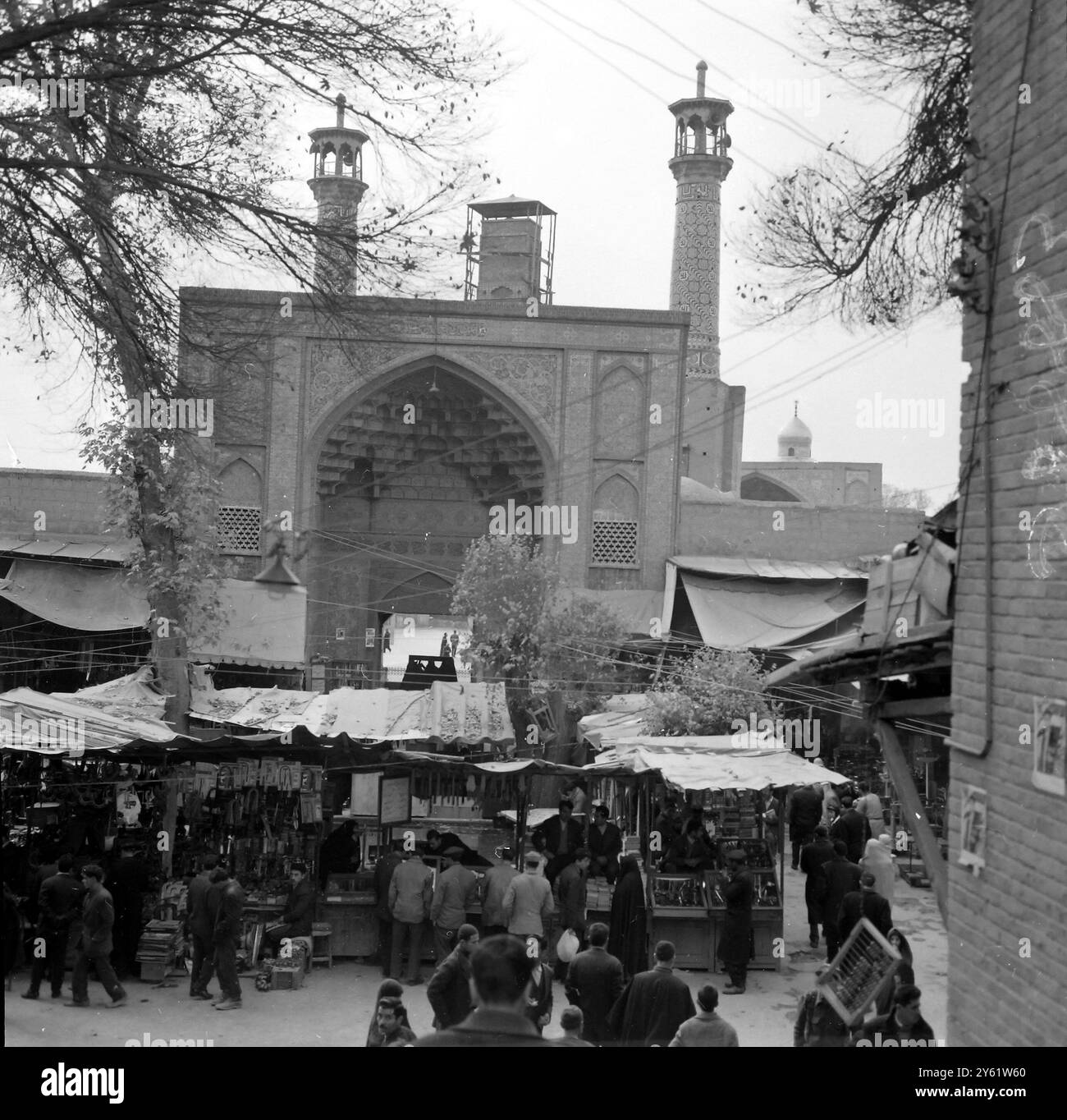 VIVACE MERCATO ALL'OMBRA DELLA MOSCHEA DELLO SCIÀ, CITTÀ DI TEHERAN IRAN - - - 9 FEBBRAIO 1960 Foto Stock