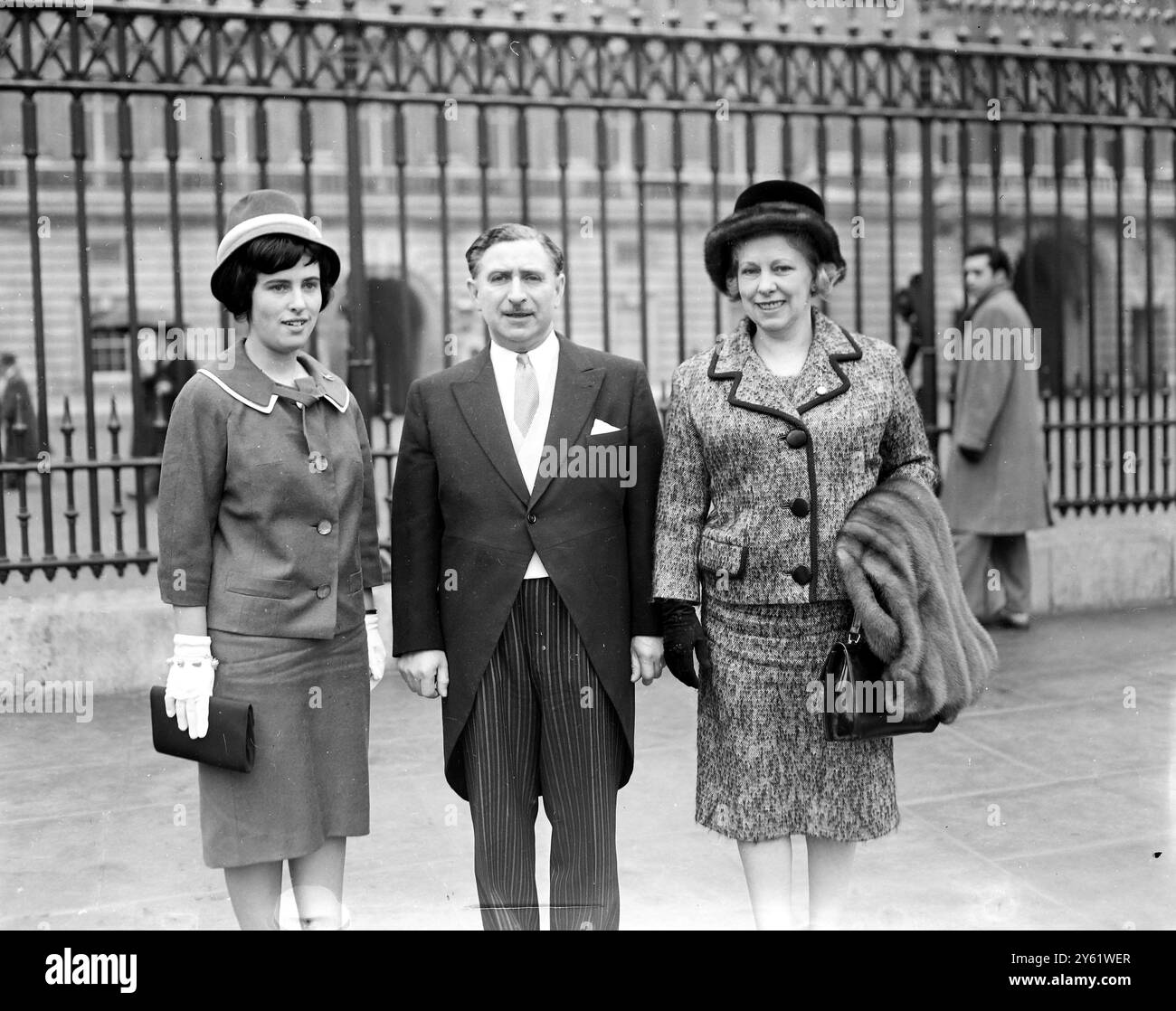 MYER GALPERN LORD PROVOST DI GLASGOW CON LA MOGLIE E LA FIGLIA LASCIA L'HOTEL CUMBERLAND PER ANDARE A BUCKINGHAM PALACE PER LA SUA INVESTITURA 9 FEBBRAIO 1960 Foto Stock