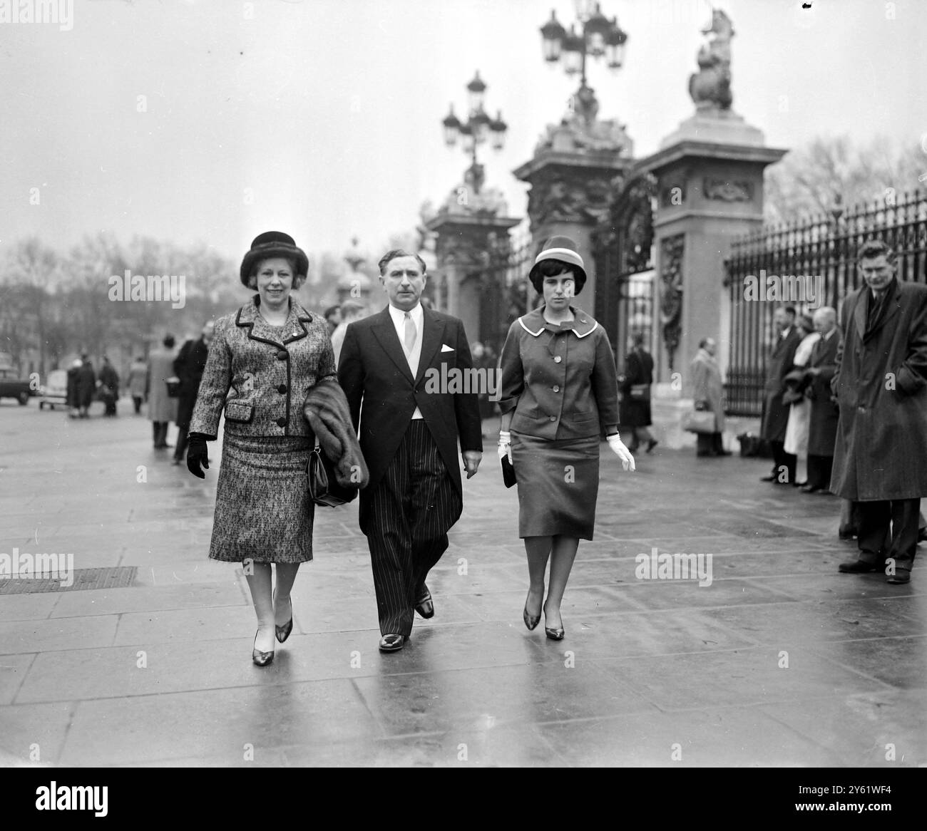 MYER GALPERN LORD PROVOST DI GLASGOW CON SUA MOGLIE E SUA FIGLIA SI RECA A BUCKINGHAM PALACE PER LA SUA INVESTITURA 9 FEBBRAIO 1960 Foto Stock