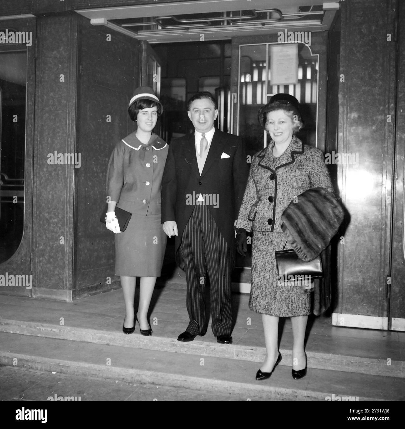 MYER GALPERN LORD PROVOST DI GLASGOW CON LA MOGLIE E LA FIGLIA LASCIA L'HOTEL CUMBERLAND PER ANDARE A BUCKINGHAM PALACE PER LA SUA INVESTITURA 9 FEBBRAIO 1960 Foto Stock