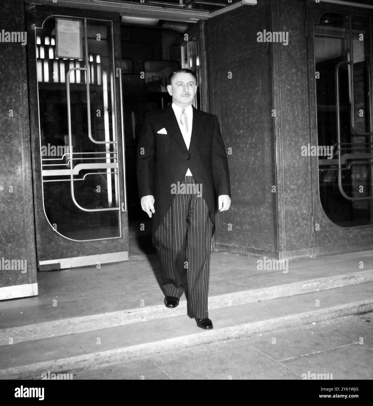 MYER GALPERN LORD PROVOST DI GLASGOW LASCIA L'HOTEL CUMBERLAND PER RECARSI A BUCKINGHAM PALACE PER LA SUA INVESTITURA 9 FEBBRAIO 1960 Foto Stock