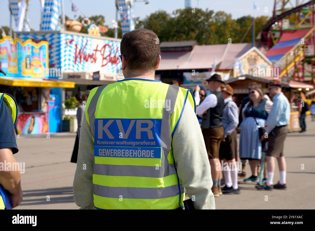 Monaco, Baviera, Germania - 23 settembre 2024: I dipendenti dell'autorità commerciale del dipartimento amministrativo distrettuale garantiscono la sicurezza e il controllo all'Oktoberfest di Monaco *** Mitarbeiter der Gewerbebehörde des Kreisverwaltungsreferats sorgen für Sicherheit und Kontrolle auf dem Oktoberfest di München Foto Stock