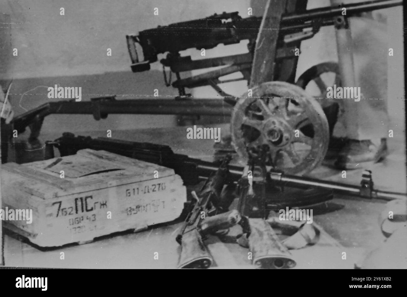 SOVIETICO E CECO KALASKNIK AK54 E LA MITRAGLIATRICE AUTOMATICA SOVIETICA DA 7,62 MM CATTURATA NEL RAID TEWFIK DEL 4 FEBBRAIO 1960 Foto Stock