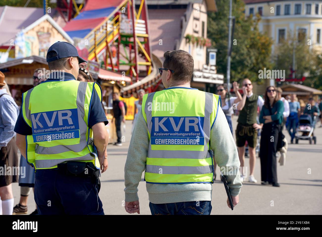 Monaco, Baviera, Germania - 23 settembre 2024: I dipendenti dell'autorità commerciale del dipartimento amministrativo distrettuale garantiscono la sicurezza e il controllo all'Oktoberfest di Monaco *** Mitarbeiter der Gewerbebehörde des Kreisverwaltungsreferats sorgen für Sicherheit und Kontrolle auf dem Oktoberfest di München Foto Stock