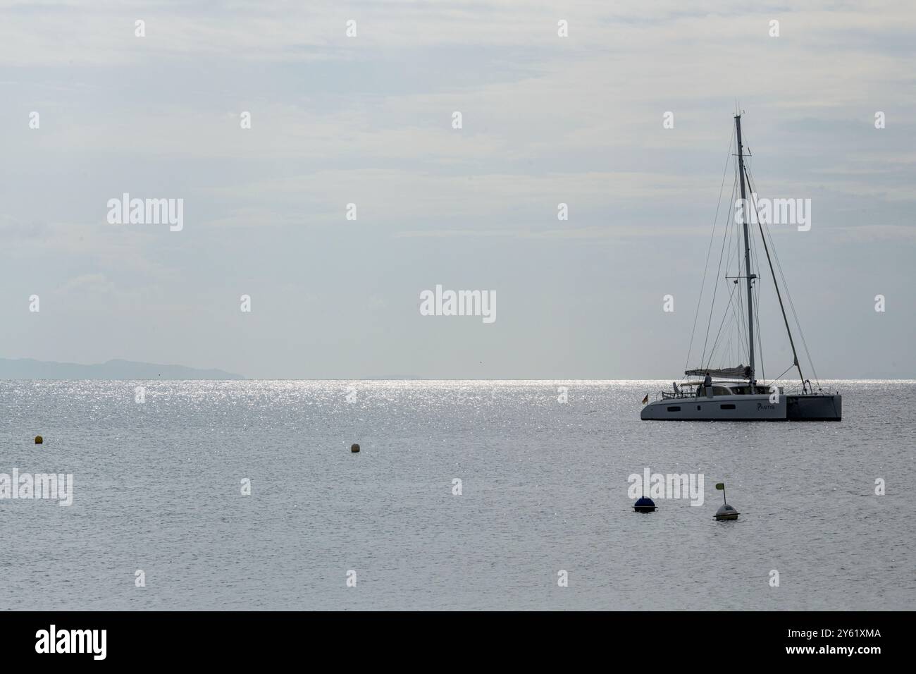 Una barca a vela all'ancora al largo della costa di Gigaro Plage, la Croix-Valmer, Francia. Foto Stock