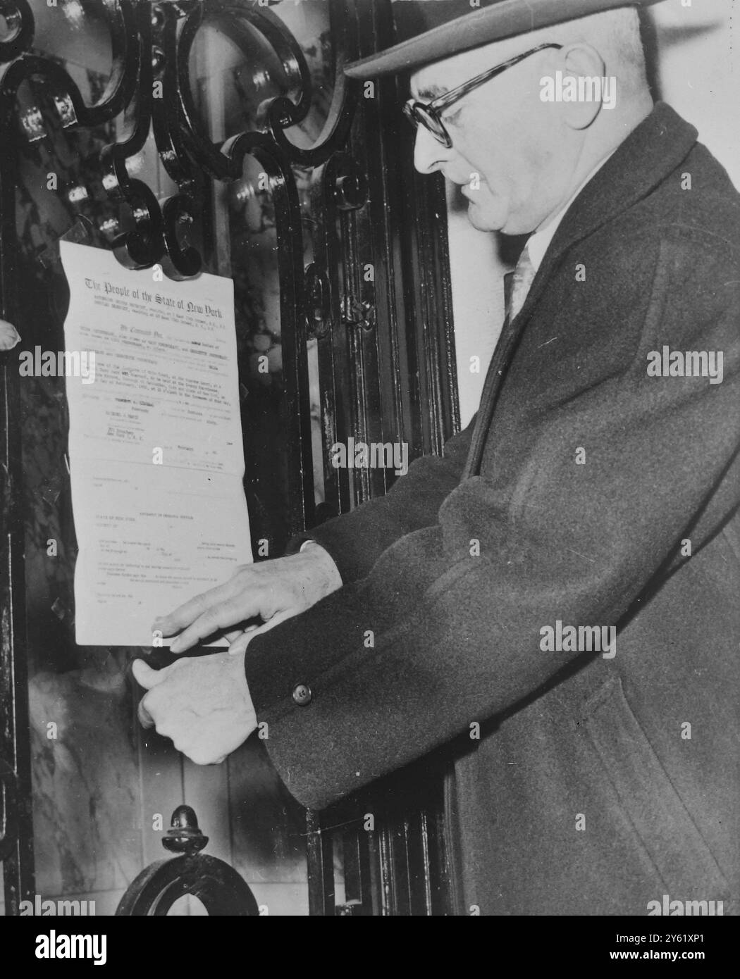 JACK GINSBERG METTE UN HABEAS CORPUS WRIT SULLA PORTA DELLA CASA DELLA SIGNORA GAMBLE BENEDICT IL 2 FEBBRAIO 1960 Foto Stock