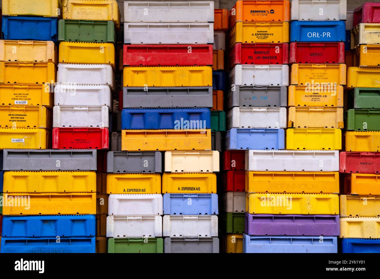 Il porto di Sassnitz, isola di Rügen, scatoloni per pesci in attesa della nuova cattura, presso il porto peschereccio di Meclemburgo-Vorpommern, Germania Foto Stock