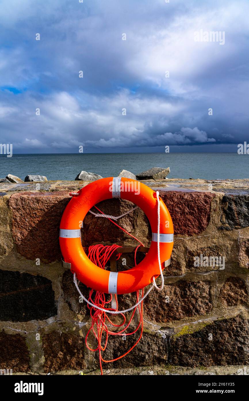 Il porto di Sassnitz, l’isola di Rügen, il molo, la diga del porto, le nuvole di pioggia scura, lifebuoy, Meclemburgo-Vorpommern, Germania Foto Stock