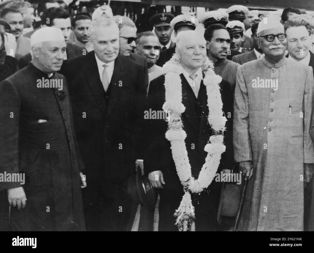 IL PRESIDENTE RUSSO VOROSHILOV CON LA GHIRLANDA FLOREALE CON IL PRIMO MINISTRO INDIANO NEHRU E IL PRESIDENTE PRASAD E KOZLOV A NUOVA DELHI, INDIA, 20 GENNAIO 1960 Foto Stock