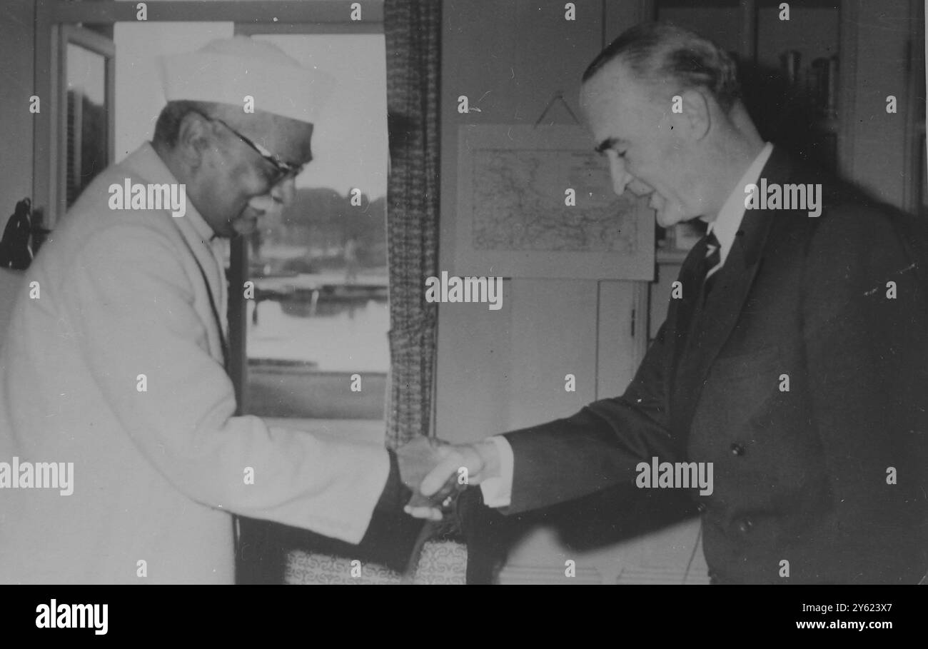 ALFRED KRUPP STRINGE LA MANO AL PRESIDENTE INDIANO RAJENDRA PRASAD 11 GENNAIO 1960 Foto Stock