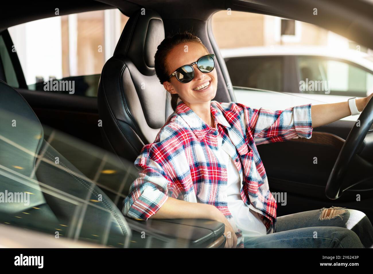 Donna felice in macchina. Servizio di car sharing e noleggio auto. Concessionaria di auto. Foto Stock