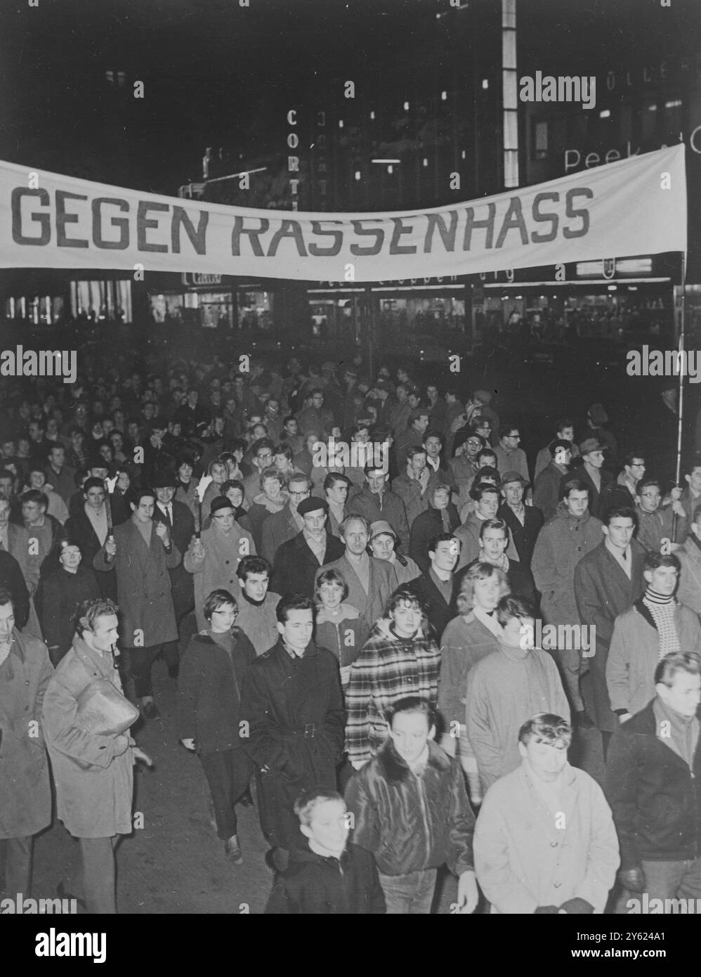 IL RALLY ANTI-NAZISTA A BERLINO RECITA "CONTRO L'ODIO RAZZIALE" 8 GENNAIO 1960 Foto Stock