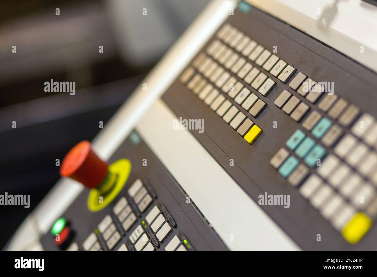 Pannello di controllo della fresatrice per tornitura cnc in fabbrica, stabilimento, pulsante rosso dell'interruttore di emergenza in primo piano - Vista laterale ravvicinata. Pannello con testa Foto Stock