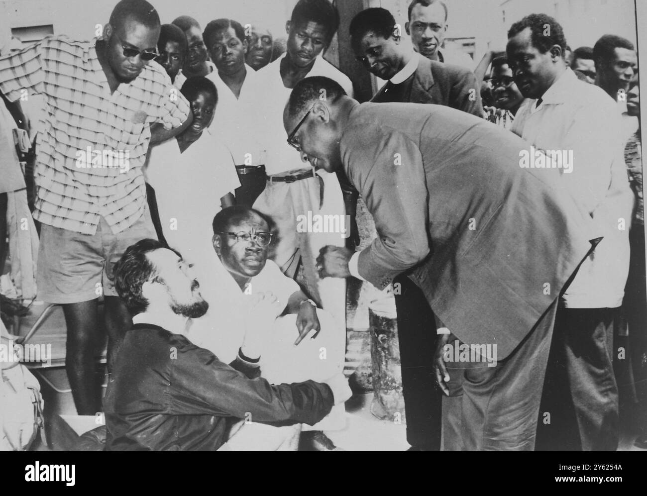 DR P MARTIN ( BARBUTO ) FUORI DALL'AMBASCIATA FRANCESE DURANTE LE PROTESTE CONTRO I TEST ATOMICI 5 GENNAIO 1960 Foto Stock