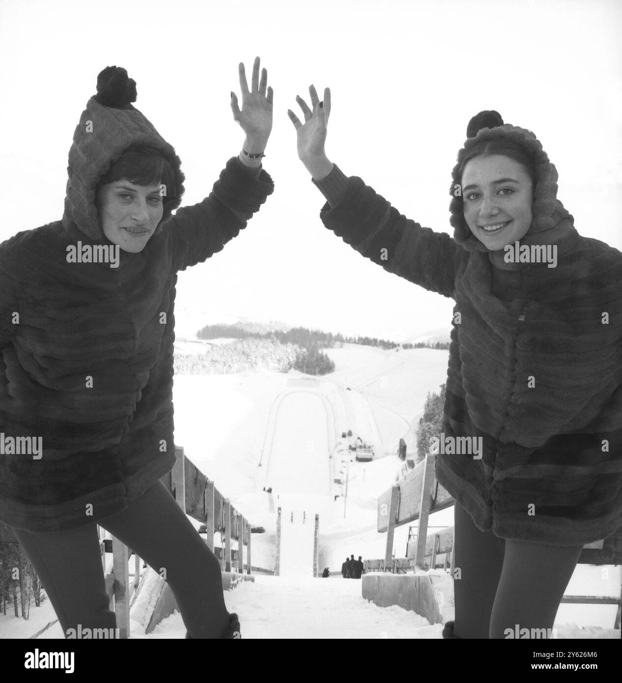 I coniglietti olimpici che inquadrano la pista di salto gigante di St Nizier per gli eventi di salto con gli sci sono due dei 'coniglietti' olimpici del 350 ufficialmente sono hostess fornite per aiutare i visitatori, compresi concorrenti e giornalisti, ma i loro cappotti e il loro aspetto in pelliccia di coniglio con cappuccio rosso hanno guadagnato loro il titolo di ' coniglietti rossi'. Tutti parlano almeno tre lingue e come le loro famose sorelle nightclub non sono autorizzate a correre in libertà . Vivono in una sezione speciale del villaggio olimpico soprannominato "Rabbit Hutch" e "Mama Rabbit" vede che sono tutti nel nido entro le 22.00. I coniglietti qui visti sono Nicole Studni Foto Stock