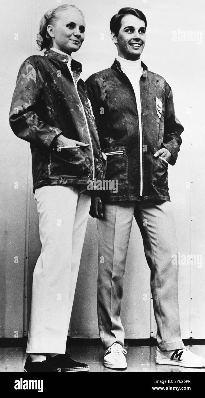 La squadra olimpica finlandese per i Giochi del Messico avrà un aspetto molto casual durante i loro periodi liberi , quando indosserà questo disegno per i concorrenti uomini e donne , composto da pantaloni leggeri , maglioni bianchi da collo da polo e giacche con zip a fantasia . 11 settembre 1968 Foto Stock