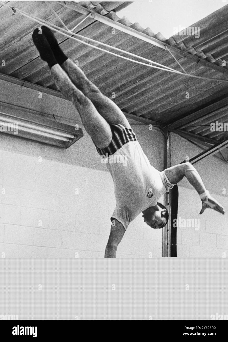 Ginnasta russa allena la ginnasta russa Netsuil lavora sulla barra parallela in preparazione alle Olimpiadi 1968 8 ottobre 1968 Foto Stock