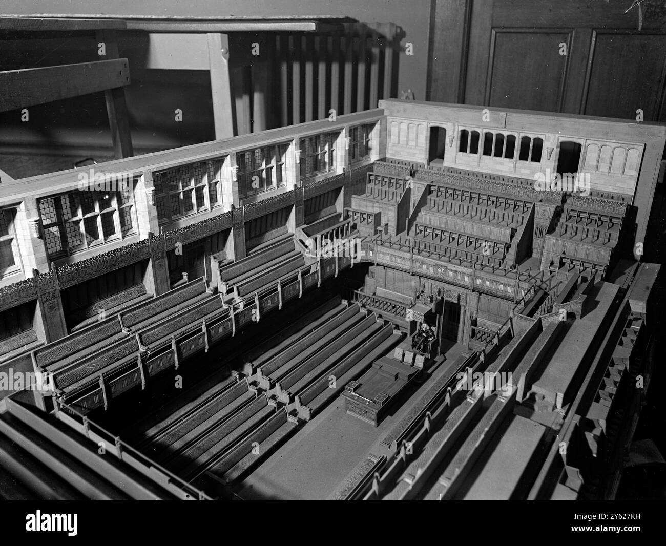 Un modello della nuova camera dei comuni, progettato da Sir Giles Gilbert Scott per sorgere sul luogo in cui si trovava l'ex camera prima della distruzione da parte della Luftwaffe, era in vista questa mattina presso il Parlamento. La nuova camera sarà ricavata dalla famosa pietra clipsham, estratta a Honeywell, Lincolnshire. Molti degli edifici storici della Gran Bretagna hanno pareti di pietra clipsham, tra cui il Castello di Windsor. L'immagine mostra: Guardando verso l'interno del modello della nuova camera dei comuni, da costruire secondo il piano di Sir Giles Gilbert Scott. È incluso un modello che rappresenta l'altoparlante. Foto Stock